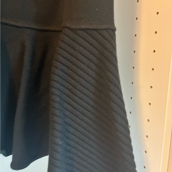 Elegant Black A-Line Skirt from Kuwait - Picture 2 of 2